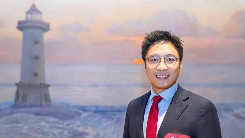 霍启山携娜然出席亲弟婚礼，豪门绯闻升温引发全网热议
